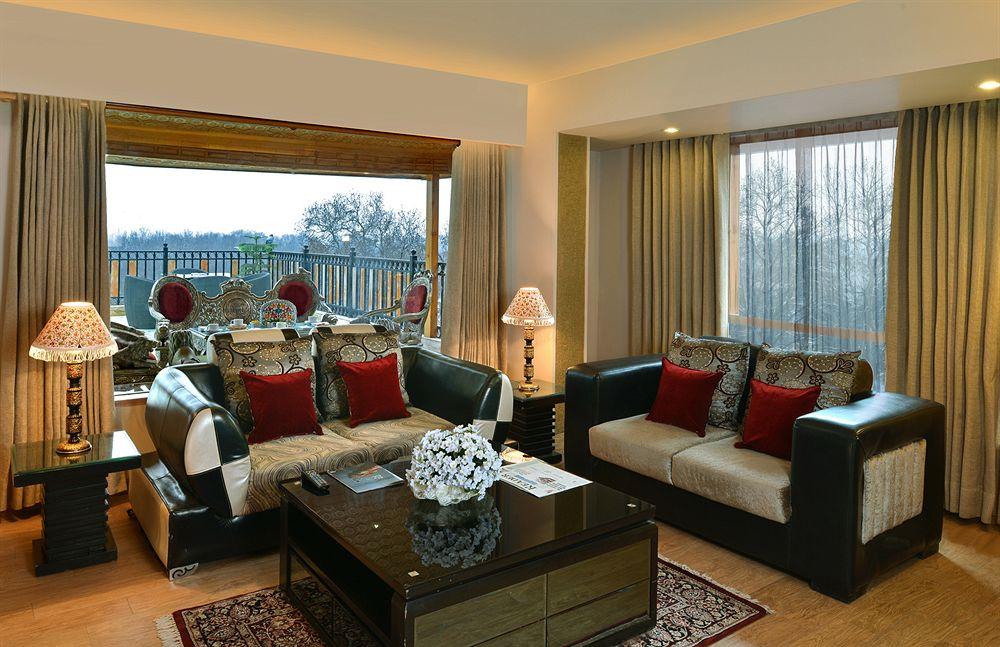Golden Tulip Srinagar Hotel Екстериор снимка