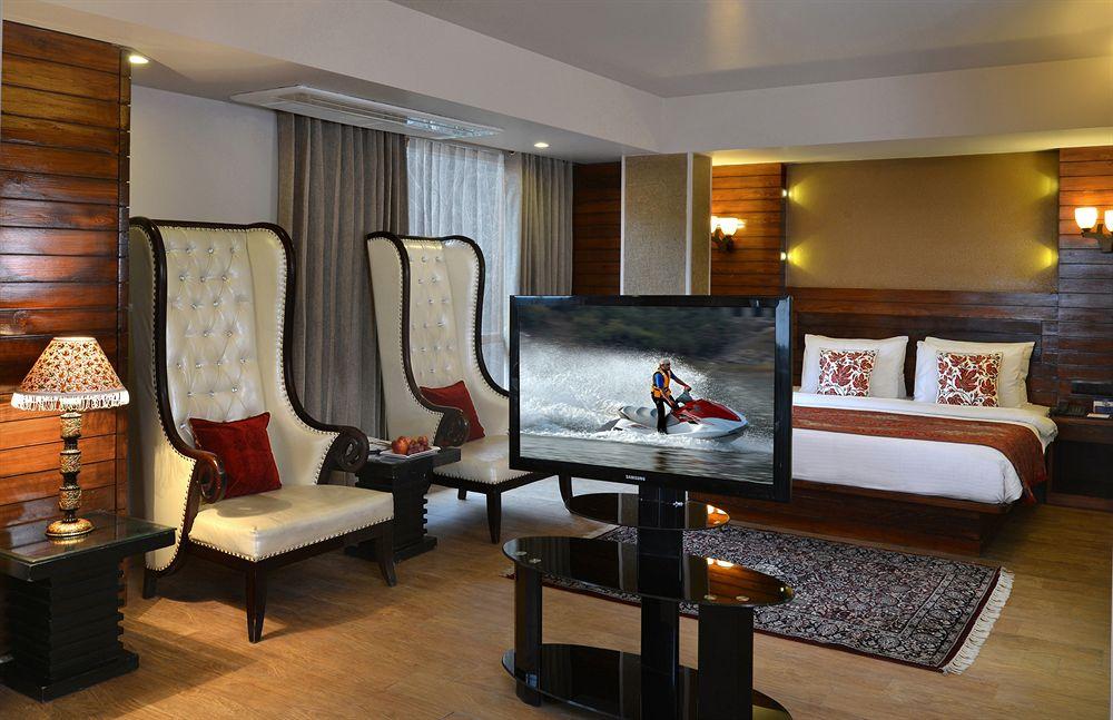 Golden Tulip Srinagar Hotel Екстериор снимка