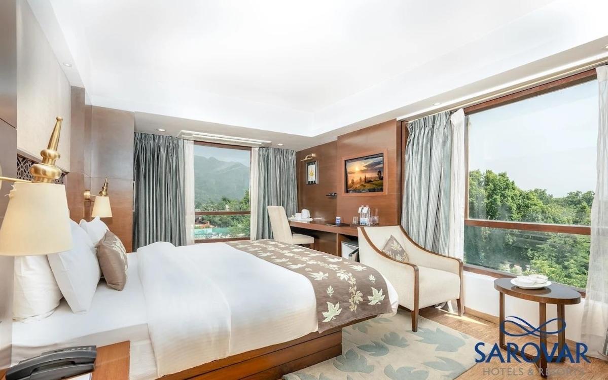 Golden Tulip Srinagar Hotel Екстериор снимка