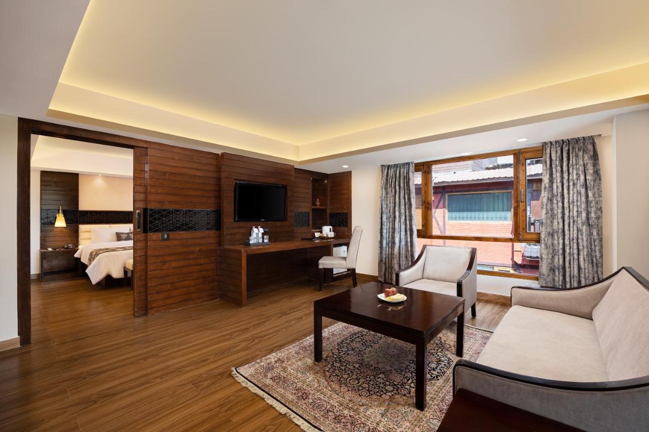 Golden Tulip Srinagar Hotel Екстериор снимка