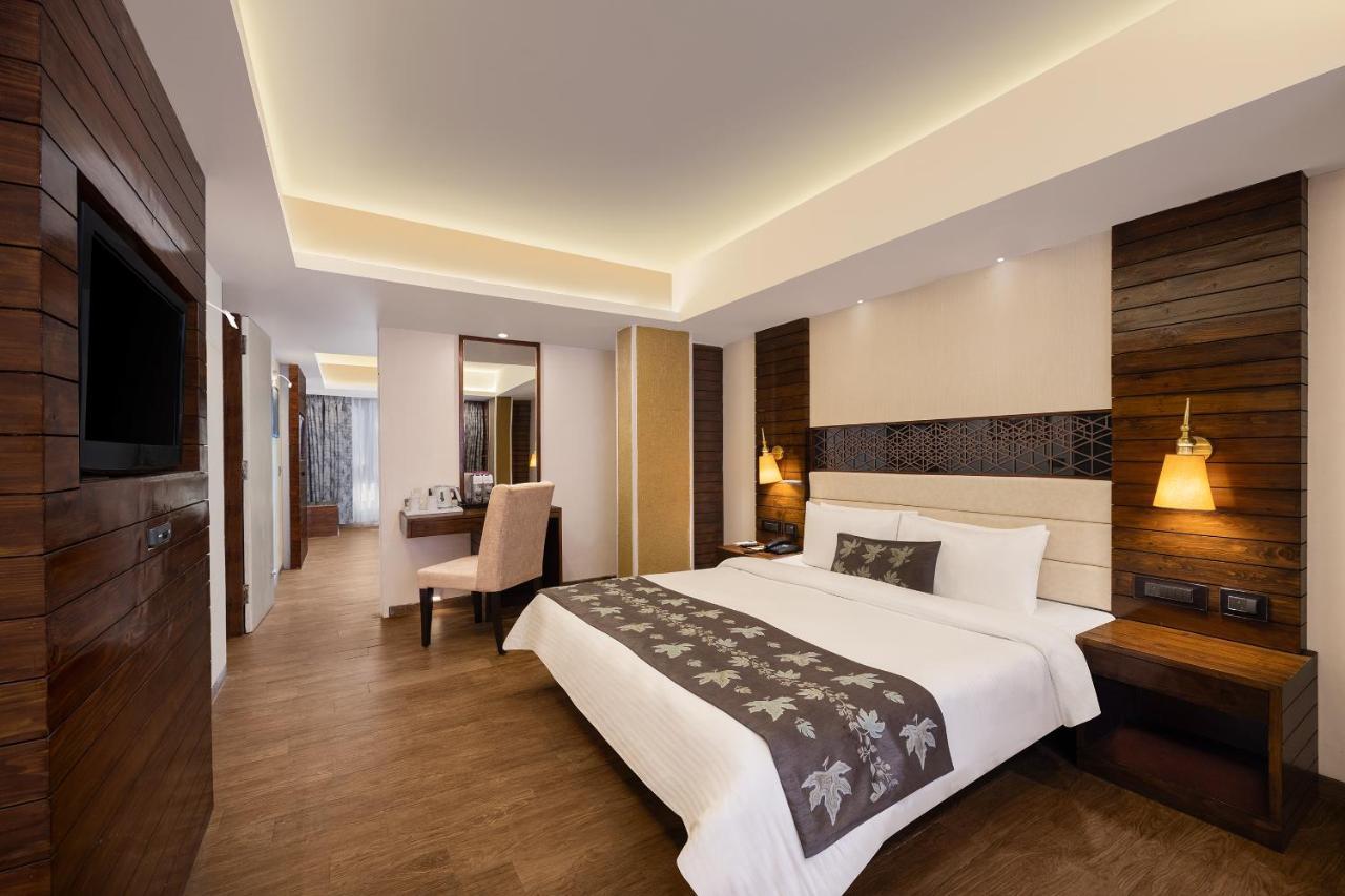 Golden Tulip Srinagar Hotel Екстериор снимка