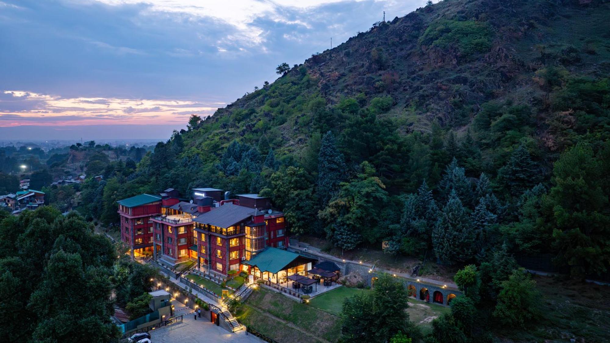 Golden Tulip Srinagar Hotel Екстериор снимка