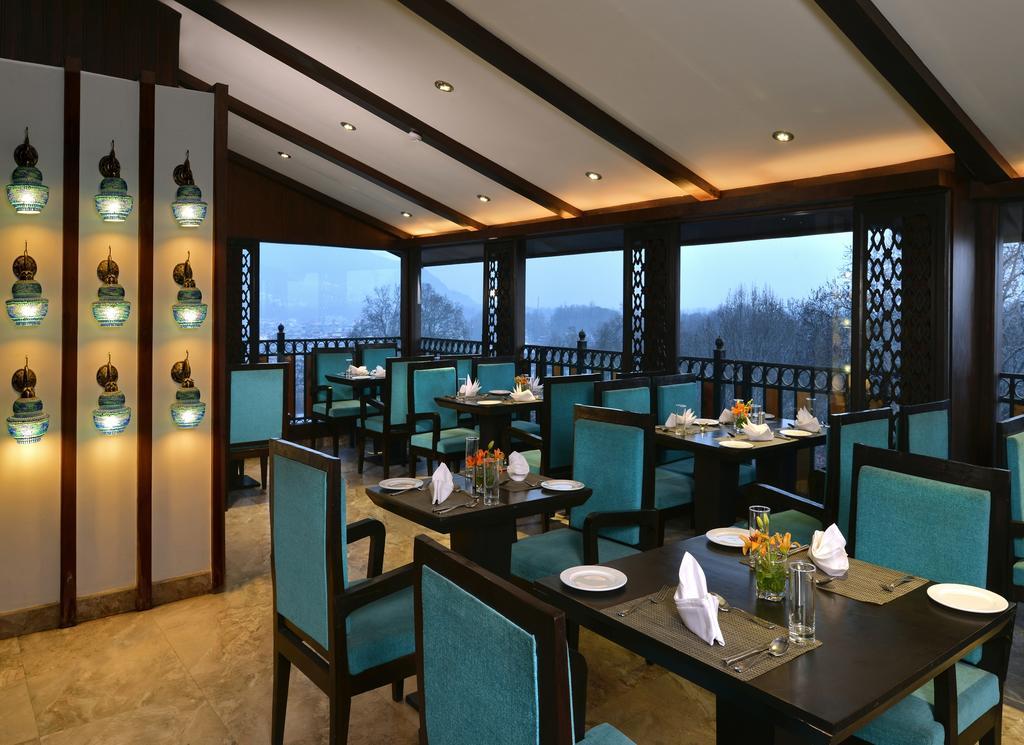 Golden Tulip Srinagar Hotel Екстериор снимка