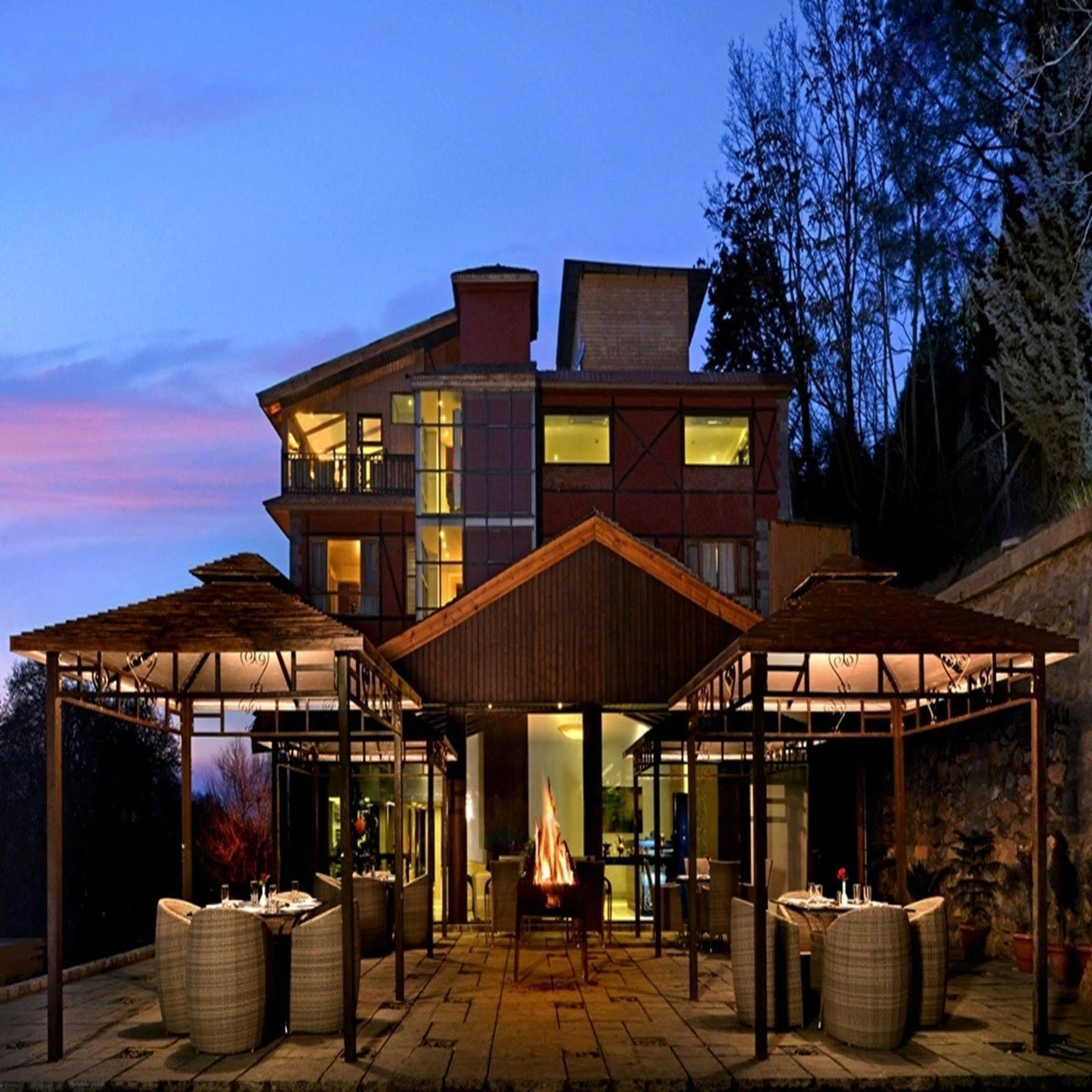 Golden Tulip Srinagar Hotel Екстериор снимка