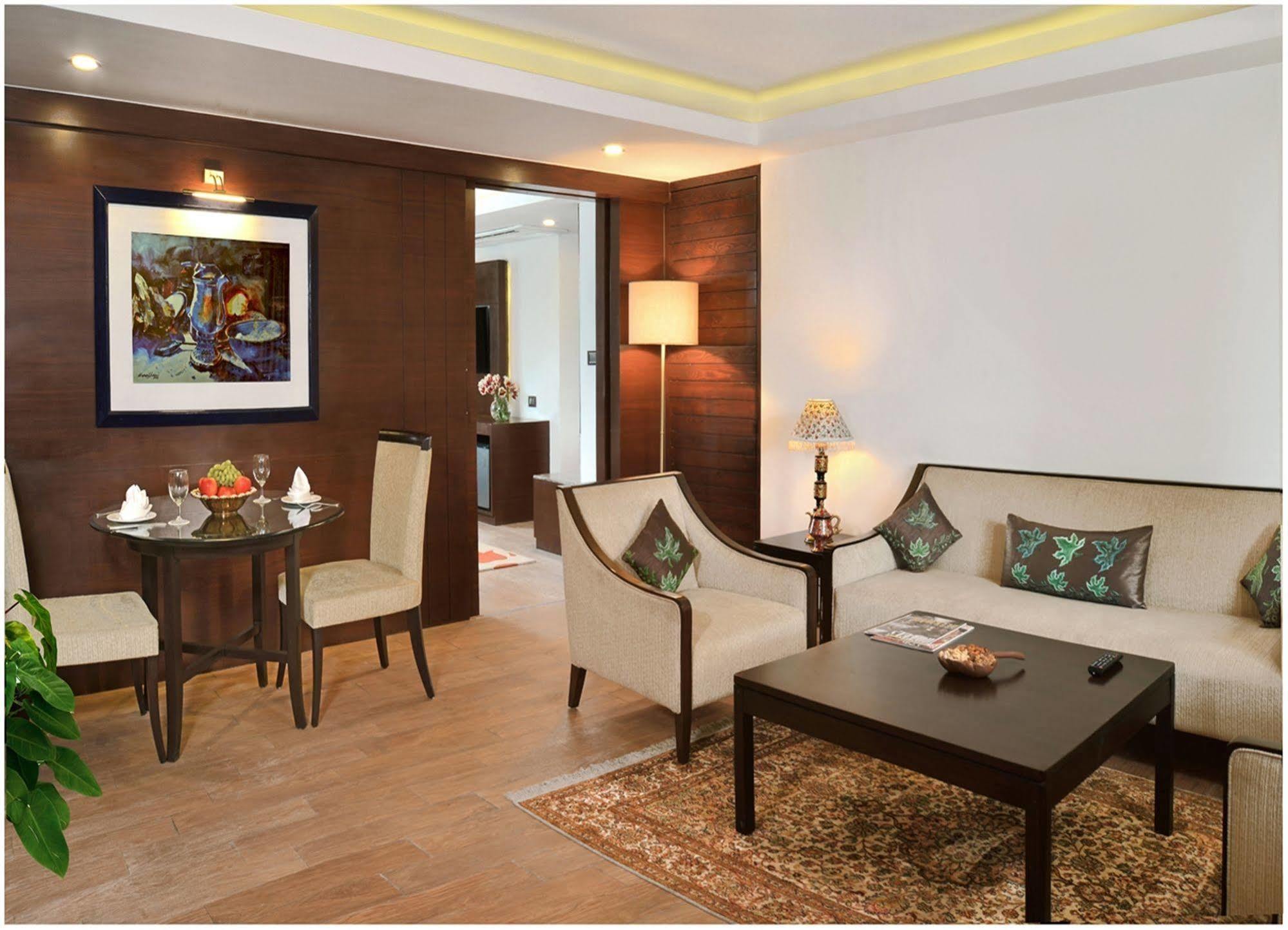 Golden Tulip Srinagar Hotel Екстериор снимка