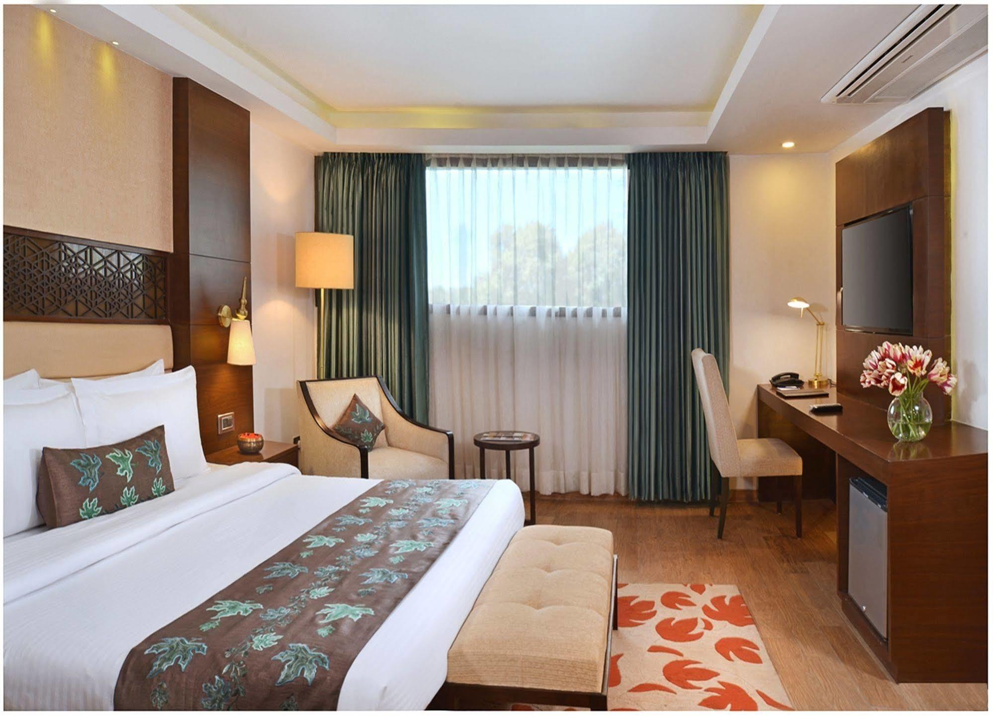 Golden Tulip Srinagar Hotel Екстериор снимка