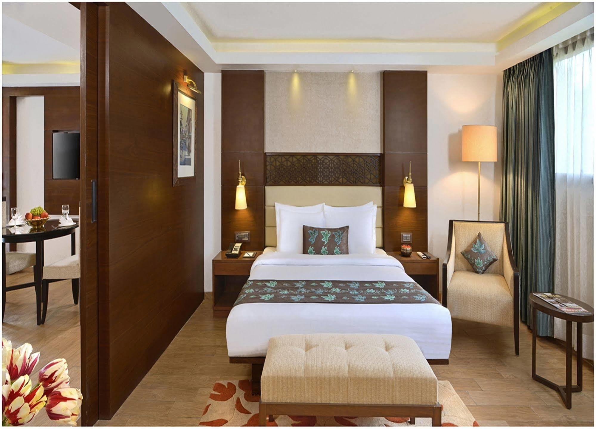 Golden Tulip Srinagar Hotel Екстериор снимка