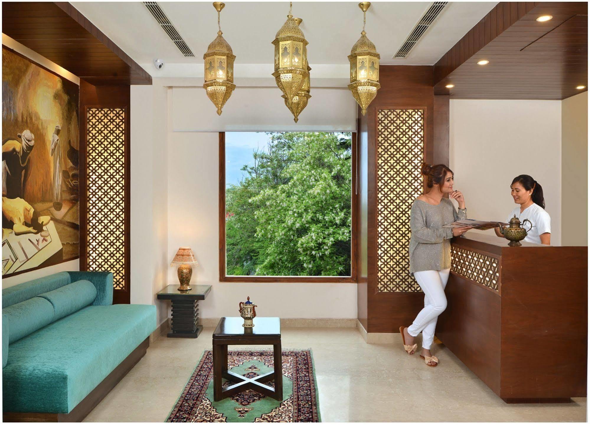 Golden Tulip Srinagar Hotel Екстериор снимка