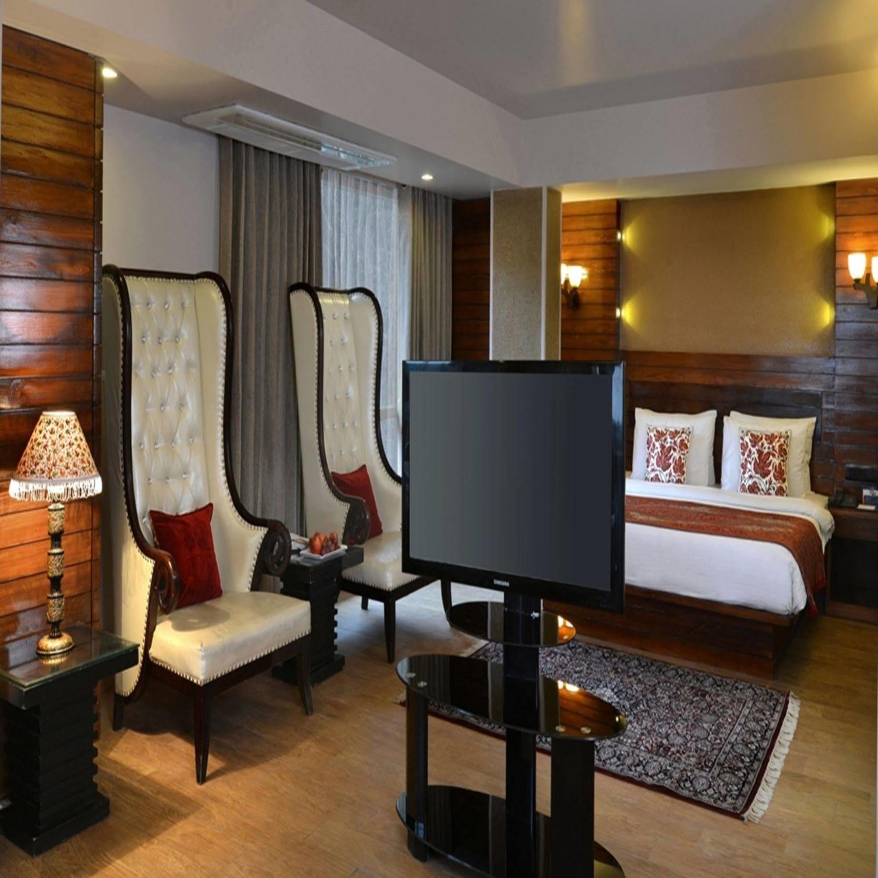 Golden Tulip Srinagar Hotel Екстериор снимка