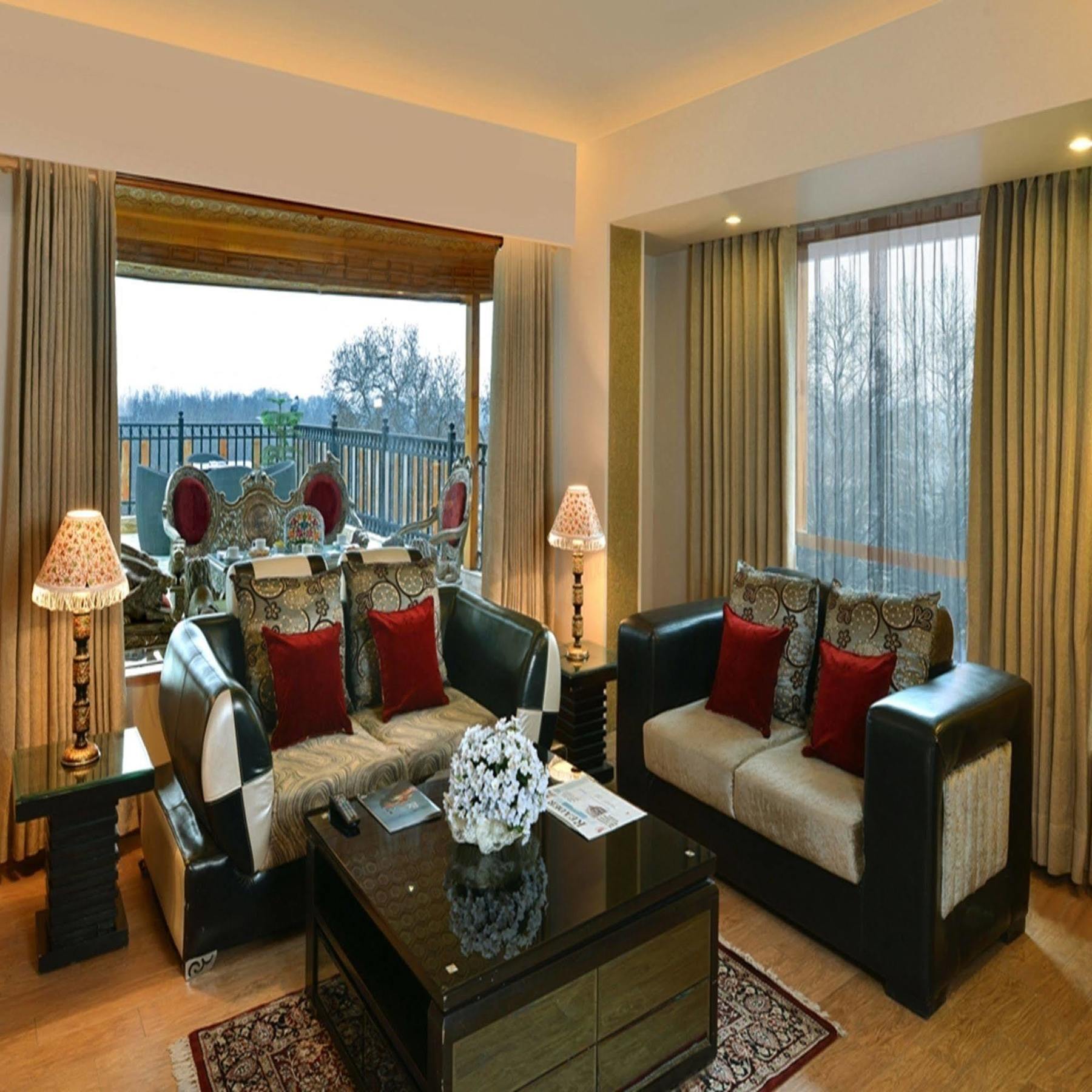 Golden Tulip Srinagar Hotel Екстериор снимка