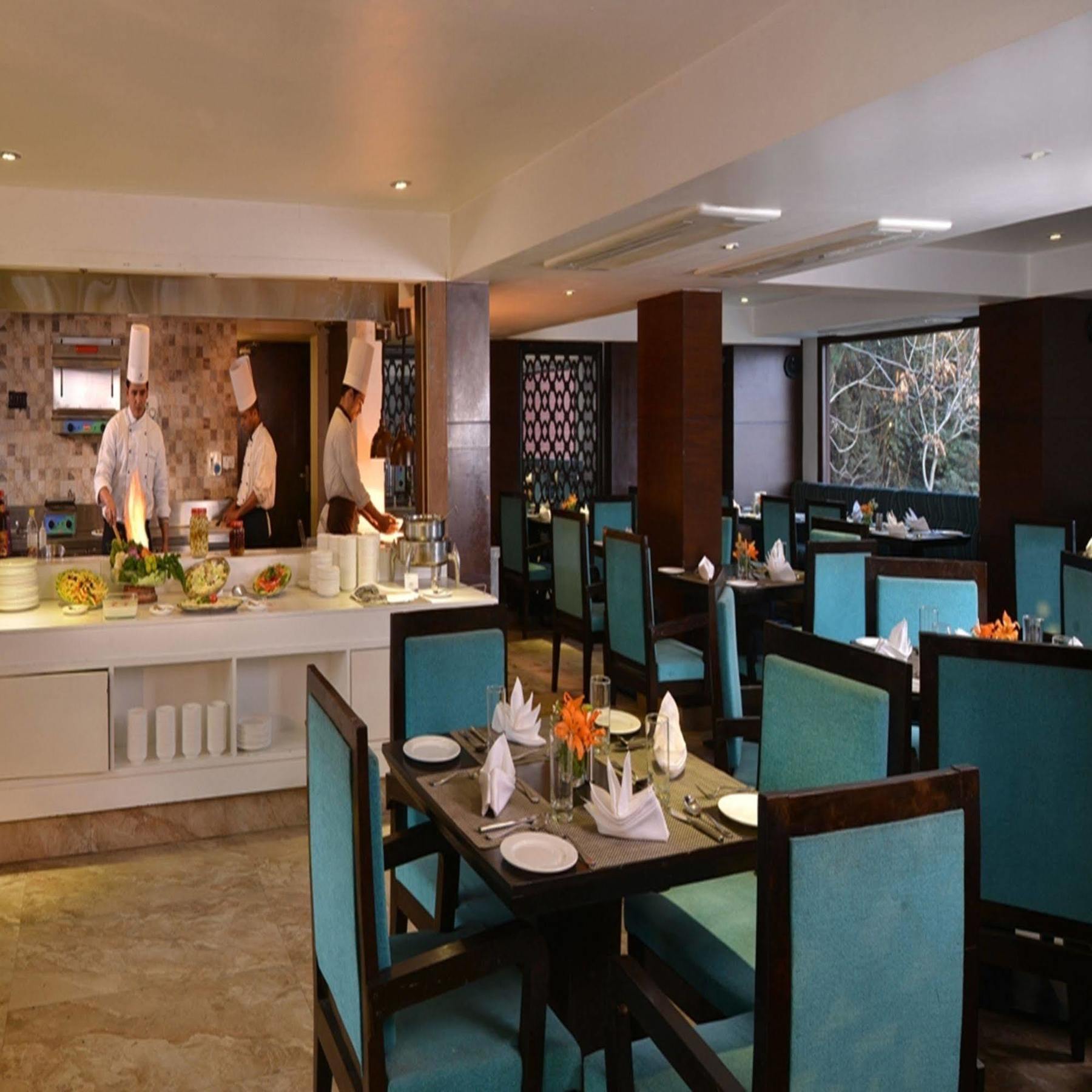 Golden Tulip Srinagar Hotel Екстериор снимка