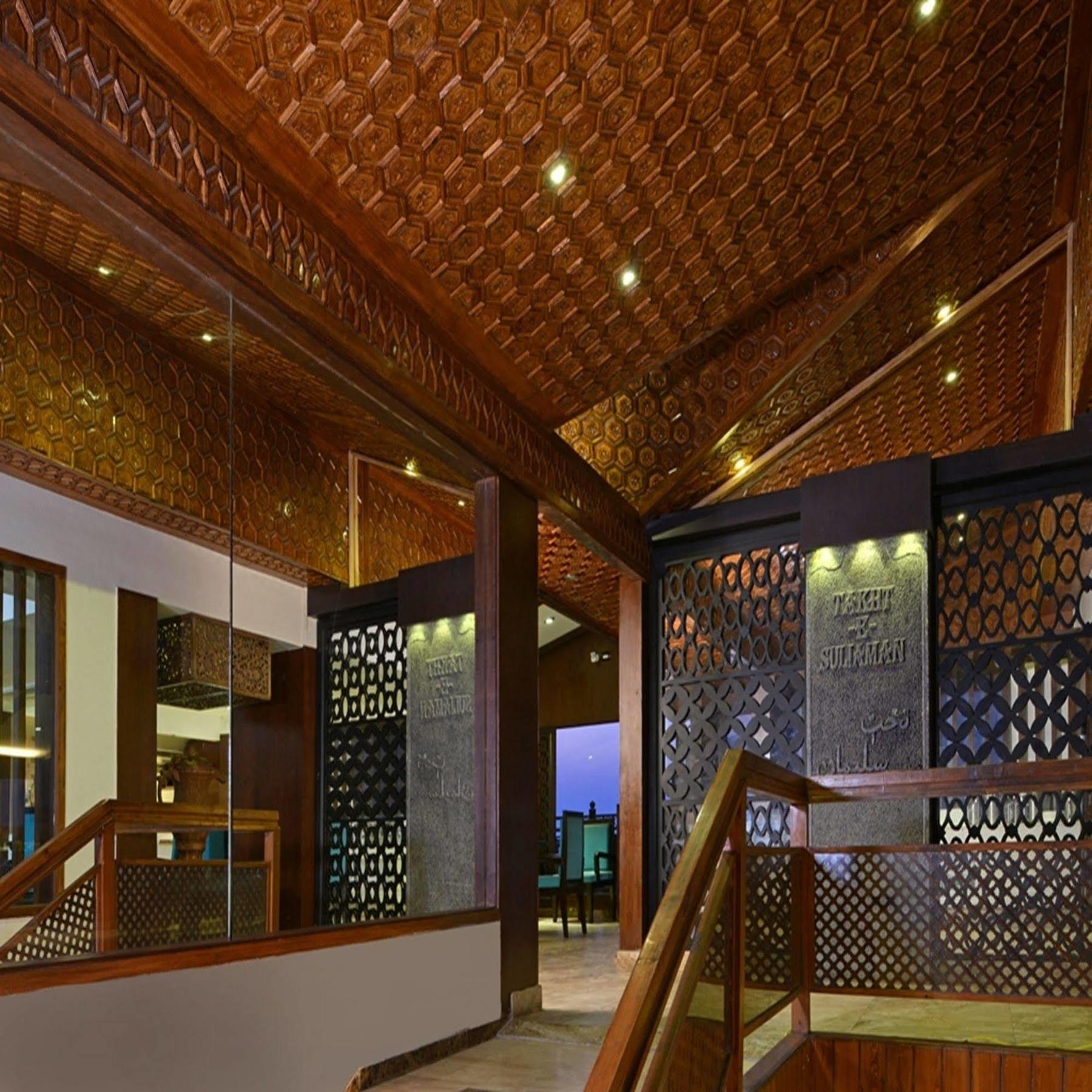 Golden Tulip Srinagar Hotel Екстериор снимка